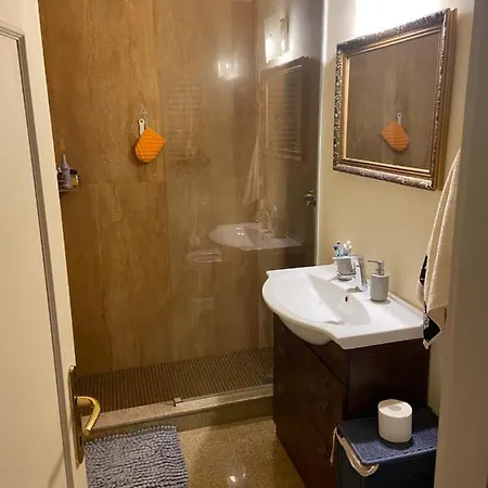 Cozy Apt Within Walk Distance To Center And Beach