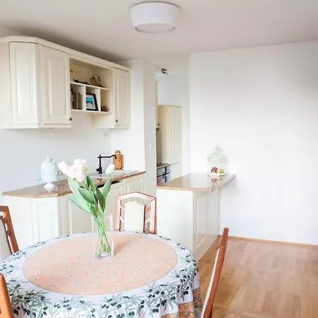 Cozy Apt Within Walk Distance To Center And Beach Appartamento