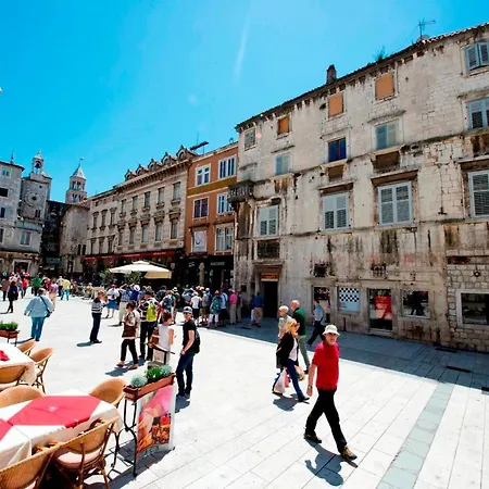 Cozy Apt Within Walk Distance To Center And Beach Appartamento *
