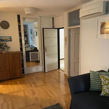 Cozy Apt Within Walk Distance To Center And Beach